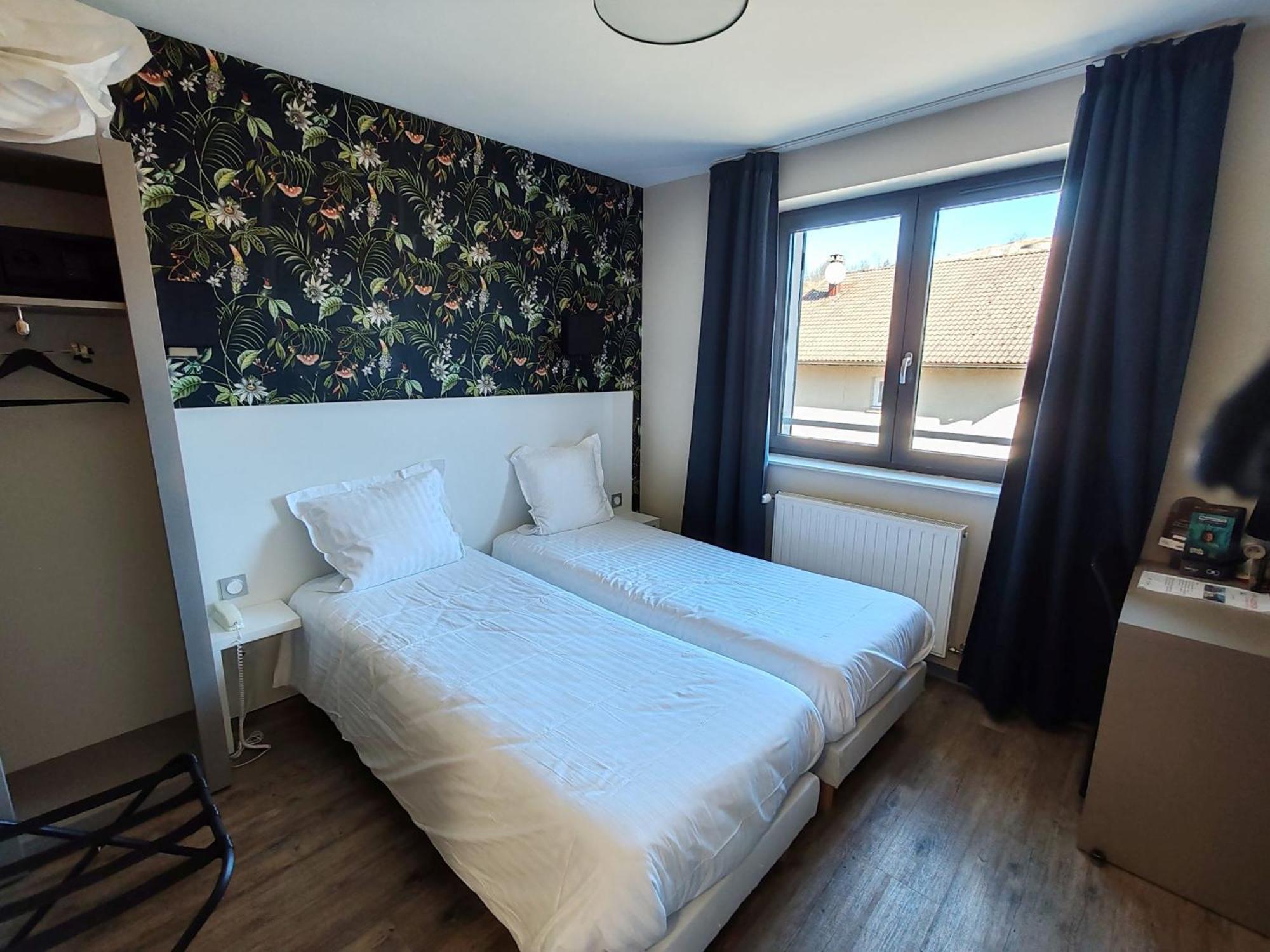 Auberge Du Chateau De Joux La Cluse-et-Mijoux ภายนอก รูปภาพ