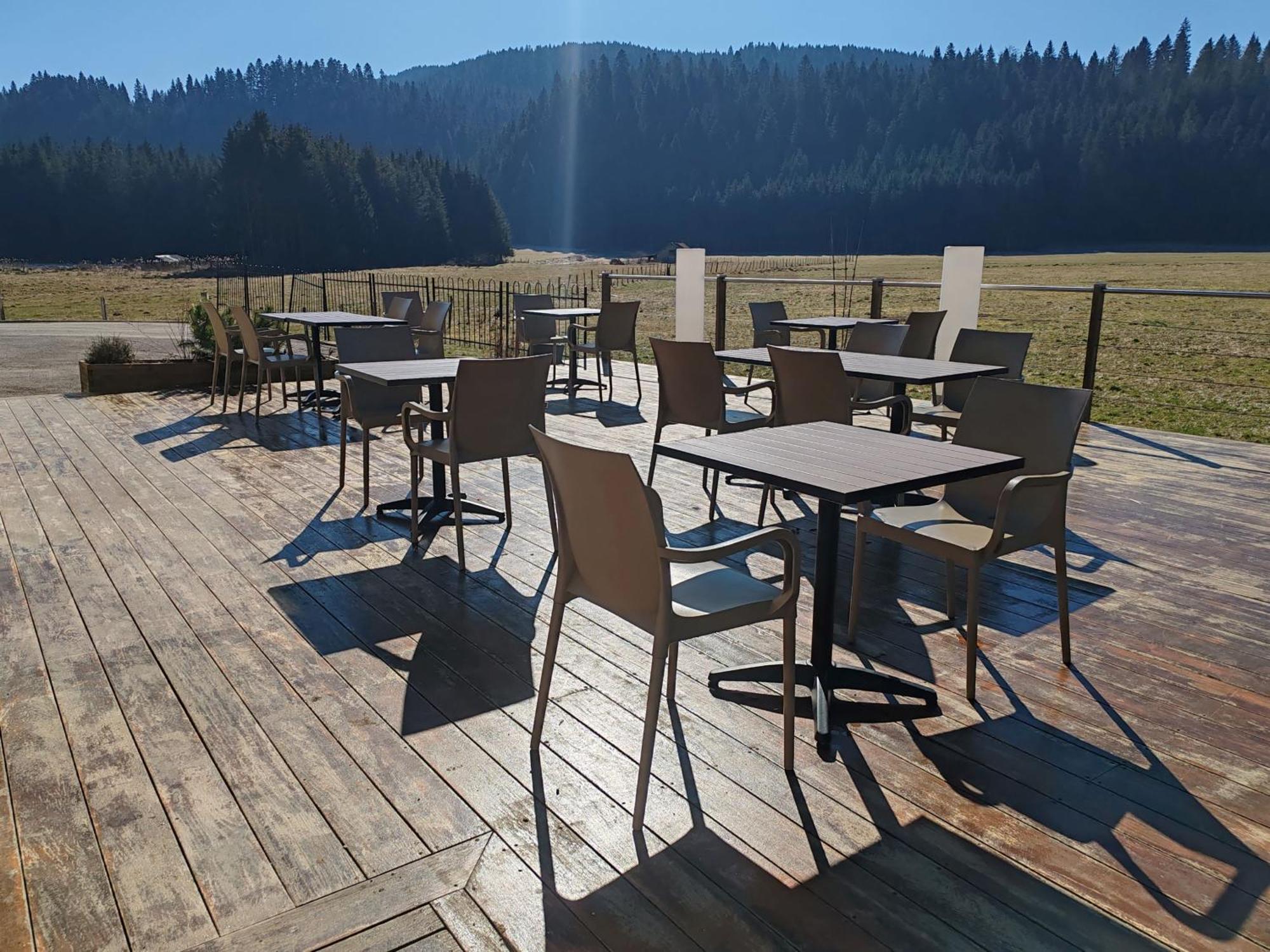 Auberge Du Chateau De Joux La Cluse-et-Mijoux ภายนอก รูปภาพ